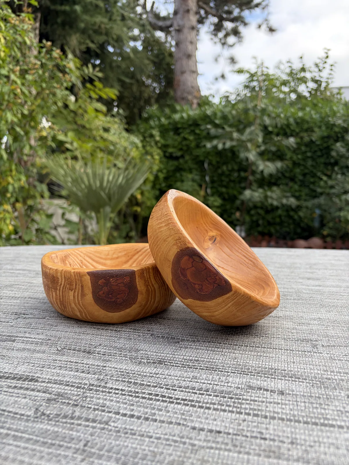 Zwei Holzschalen
