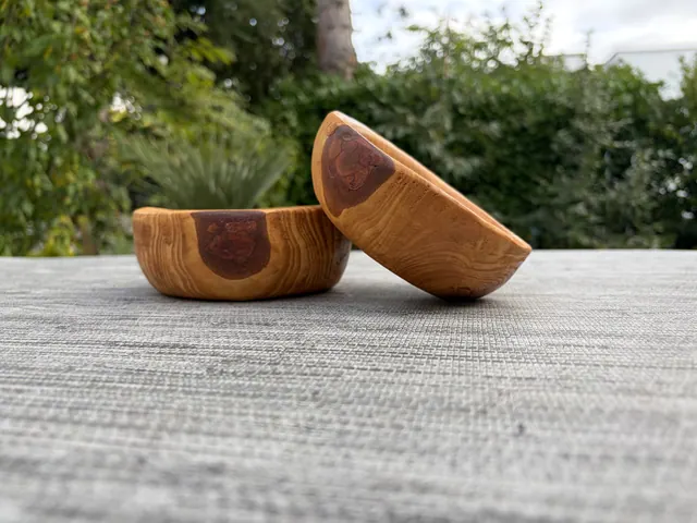 Zwei Holzschalen